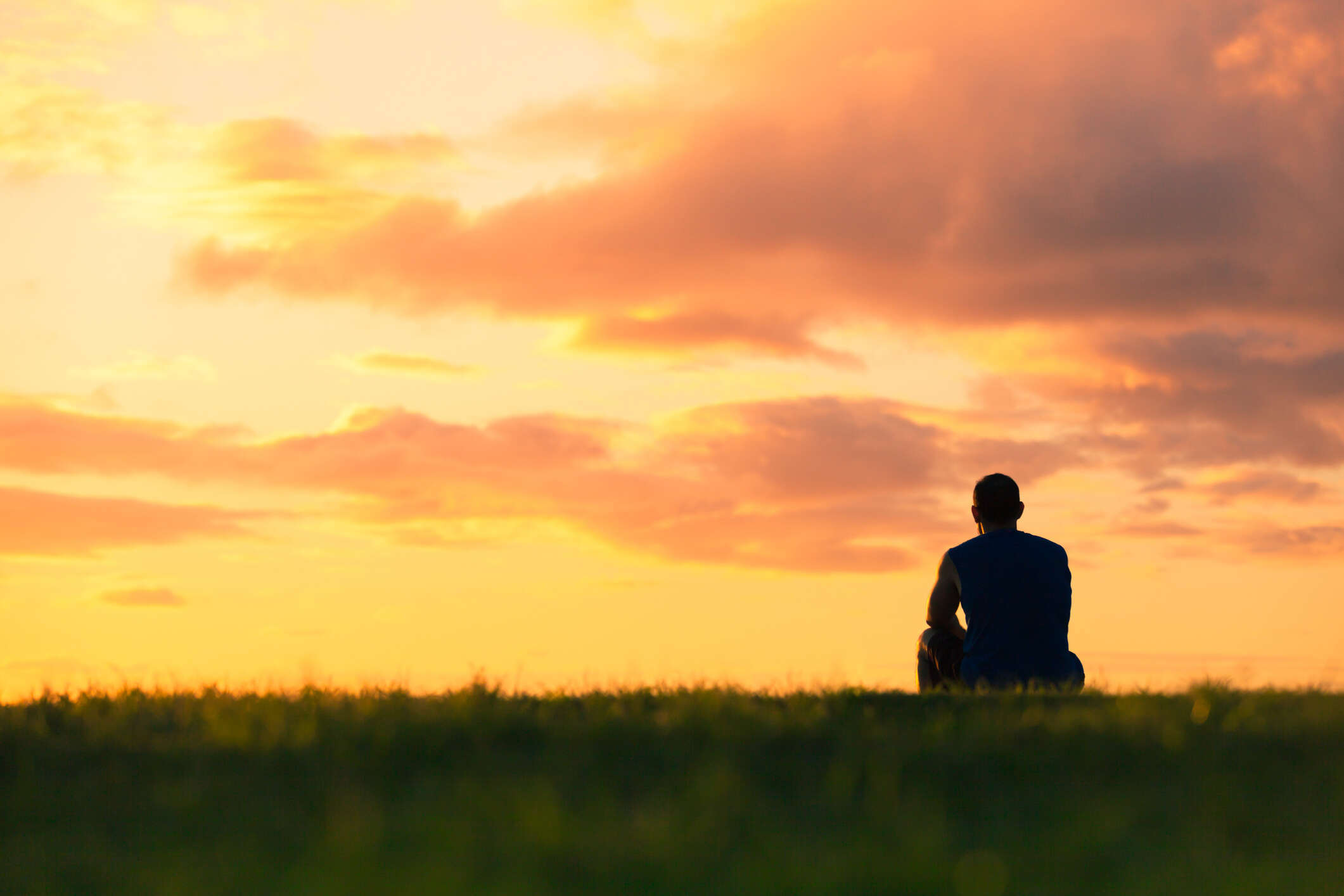 Personne en réflexion, coucher de soleil.