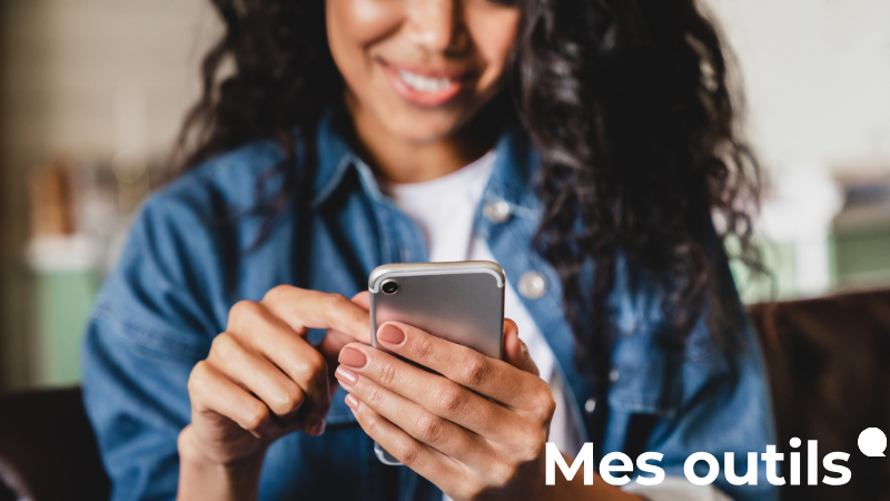 Fille qui utilise Mes outils sur son cellulaire